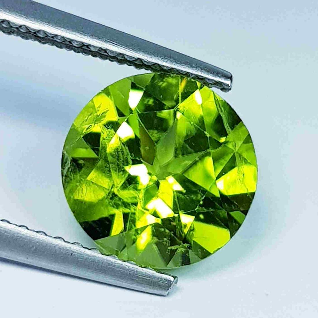 2.98 Ct Natural Peridot Round Cut: No Reserve! Title: 2.98 Ct Natural Peridot Round Cut Color/Clarity: IF - VVS Gemstones: Loosegemstone Carat Weights: 2.98 Size/Dimensions: 9.00 x 9.00 x 5.70 Additional Information: Round / Pakistan S
