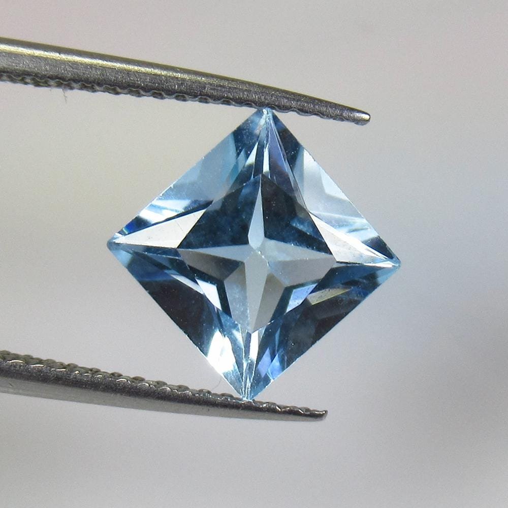 2.92 Ct Natural Blue Topaz Princess Cut: No Reserve! Title: 2.92 Ct Natural Blue Topaz Princess Cut Stone Clarity: VVS Gemstone:Natural Blue Topaz Carat Weight: 2.92 Size/Dimensions: 8.10 x 8.00 x 5.20 mm Additional Information: Excellent Pr