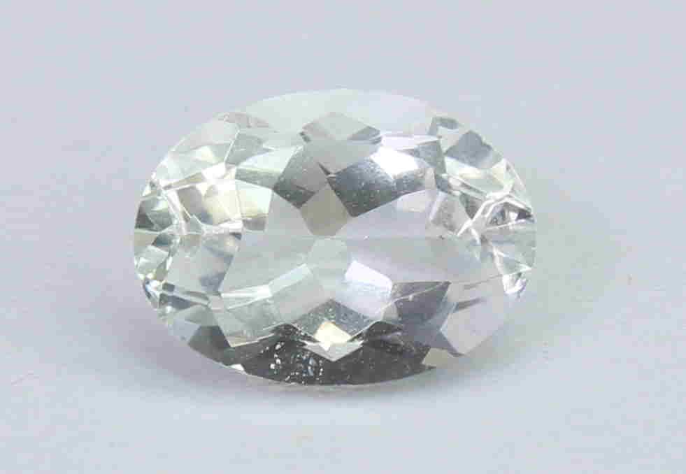 1.15 Ct Natural White beryl: No Reserve! Title: 1.15 Ct Natural White beryl Additional Information: Gemstone : Natural White berylOrigin : BrazilWeight : 1.15 caratsDimensions : 8x6x4 mmShape : Oval CutColor : ColorlessTreatment 