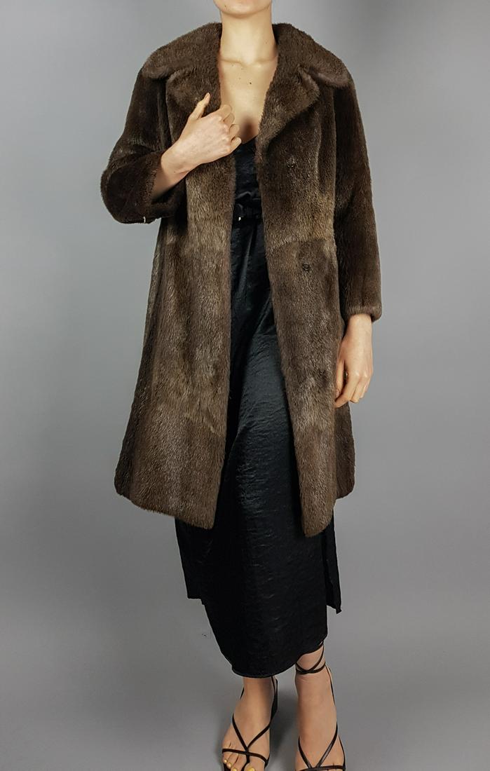 BROWN OTTER FUR COAT: Title: BROWN OTTER FUR COAT Dimensions: Size M: Length: 95cm/37.4in -Shoulders width:40cm/15.75in -Sleeve Length:56cm/22.05in -Chest size ( pit to pit x2 ):100cm/39.37in - Closed Hem:66cm/25.98in. Des