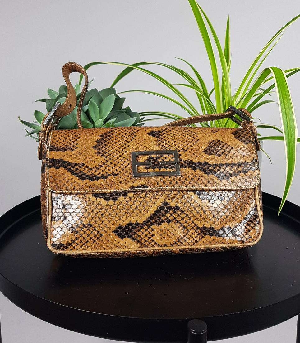 VINTAGE ITALIAN REAL SNAKE SKIN BAG: Title: VINTAGE ITALIAN REAL SNAKE SKIN BAG Dimensions: Bag measurements without handle/strap: Height: 28cm,11.02 in; Width:14cm,5.51 in;Depth:5 cm,1.97 in; Description: We offer in house shipping - Fe