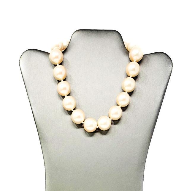 Erwin Pearl Large Luster Pearl Necklace: Erwin Pearl Off White Large Pearl Necklace. Beautiful glass pearls with 7 layers of pearlization by Erwin Pearl company. Gorgeous necklace in very bold round off white, yellow tint luster pearls. The