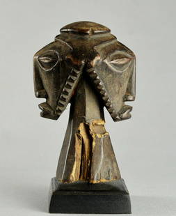 ASE'A BEMBE Basikasingo Janus Amulet magical Kasingo: CONGO RDC ASE'A, BEMBE - Basikasingo Janus Figure This small "magic" janiform sculpture is an amulet We can see a similar object in "100 peoples...", (pages 10 and 11, n ° 14) And also in "Statuary