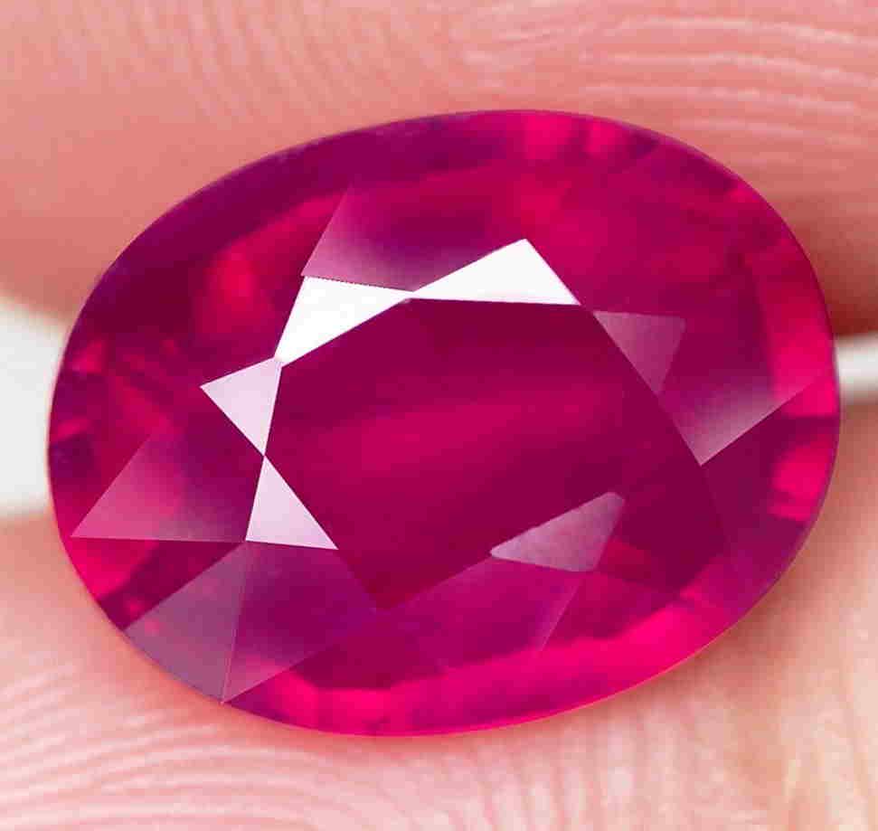3,78 cts Natural Big Oval Blood Red Ruby (1 of 3)