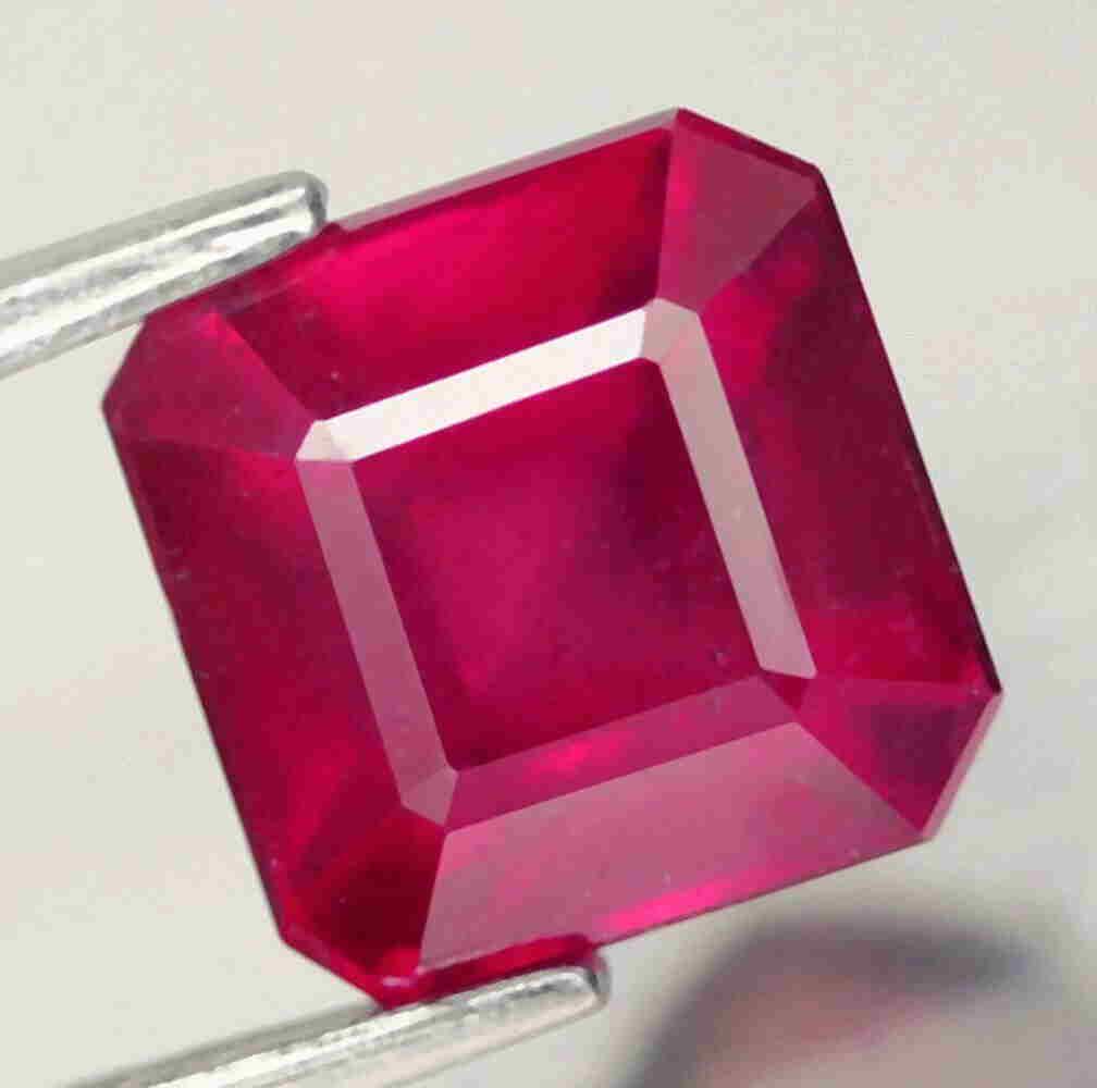2,35 cts Natural Scissor Cut Blood Red Ruby (1 of 3)