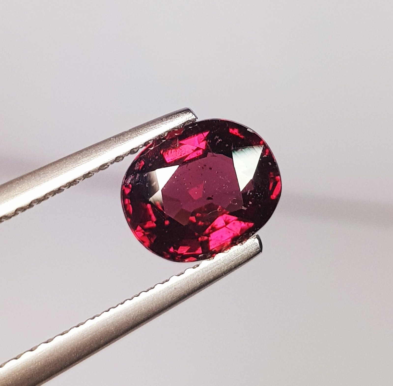 2.08 Ct Natural Rhodolite Garnet Oval Cut: Title: 2.08 Ct Natural Rhodolite Garnet Oval Cut Color/Clarity: VVS Gemstones: Loosegemstone Carat Weights: 2.08 Size/Dimensions: 8.20 x 6.70 x 4.20 Additional Information: Oval / Burma Shipping: Dome