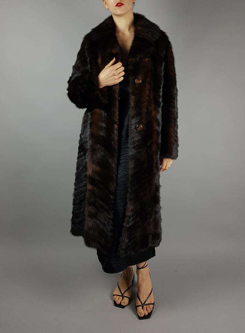 BROWN MINK FUR COAT: Title: BROWN MINK FUR COAT Dimensions: Size M: Length: 115cm/45.28in -Shoulders width:40cm/15.75in -Sleeve Length:62cm/24.41in -Chest size ( pit to pit x2 ):110cm/43.31in - Closed Hem:70cm/27.56in. De