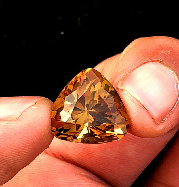 Topaz Gemstone ~ Topaz Fancy Set From Pakistan ~ 13.80: Topaz Gemstone ~ Topaz Fancy Set From Pakistan Video Link : https://www.instagram.com/p/CK1nBquBAqo/ Dimensions (mm) ~ 15x 14 x11 mm Weight (carats) ~ 13.80 Carats Origin : Skrdu Pakistan DHL Global R