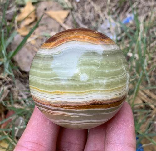 182 Gram Top Quality Natural Onyx Sphere From Pakistan: Title: 182 Gram Top Quality Natural Onyx Sphere From Pakistan Treatment: Natural Weight: 182 Gram Size/Dimensions: 49x49x49 mm Origin: Pakistan Reserve: $20.00 Shipping: Domestic: Flat-rate of $15.00 