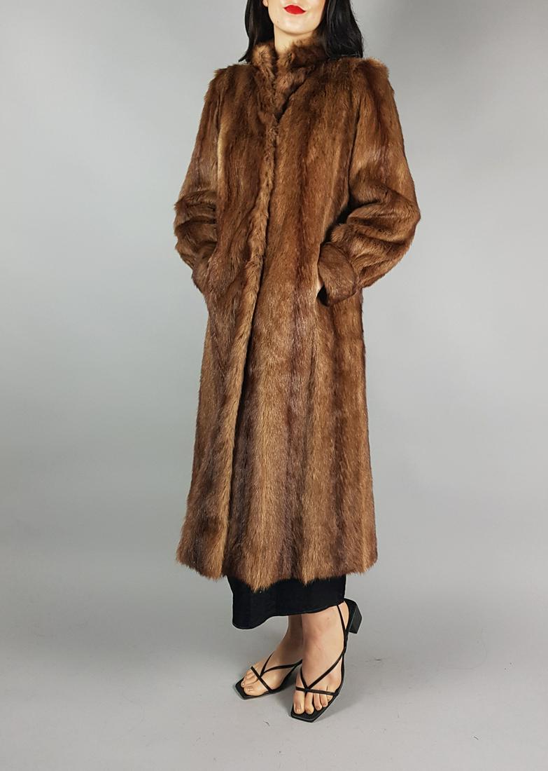 50's BROWN MINK FUR COAT: Title: 50's BROWN MINK FUR COAT Dimensions: Size M: Length: 115cm/45.28in -Shoulders width:40cm/15.75in -Sleeve Length:60cm/23.62in -Chest size ( pit to pit x2 ):105cm/41.34in - Closed Hem:80cm/31.5in