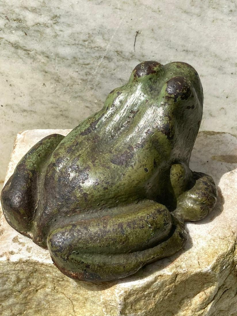 C1900 cast iron frog doorstop with original green (1 of 4)
