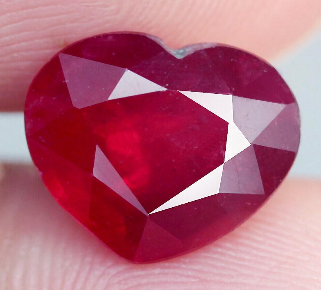 3,15 cts Natural Heart Cut Blood Red Ruby (1 of 3)