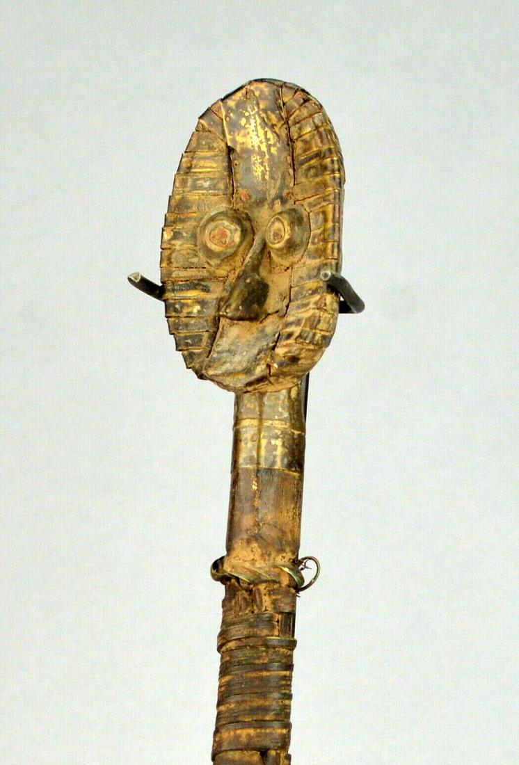 Miniature Reliquary Gabon MAHONGWE Masongo Kota TRIBAL: Nice miniature reliquary of Gabon Mahongwe Copper (or brass) wood, wicker African Tribal Art Height 28 cm (11 inv-ches) Status: correct Beautiful decorative piece The base is not included in the price