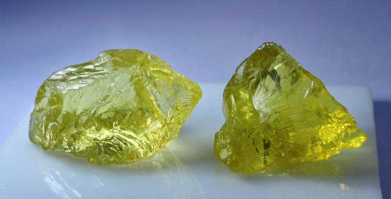 Natural & unheated~ Lemon Quartz Rough Lot: No Reserve! Title: Natural & unheated~ Lemon Quartz Rough Lot Color: Yellow Gemstones: Rough Carat Weights: 308.80 Cts Size/Dimensions: 49x34x25 mm Shipping: Domestic: Flat-rate of $7.00 to anywhere w