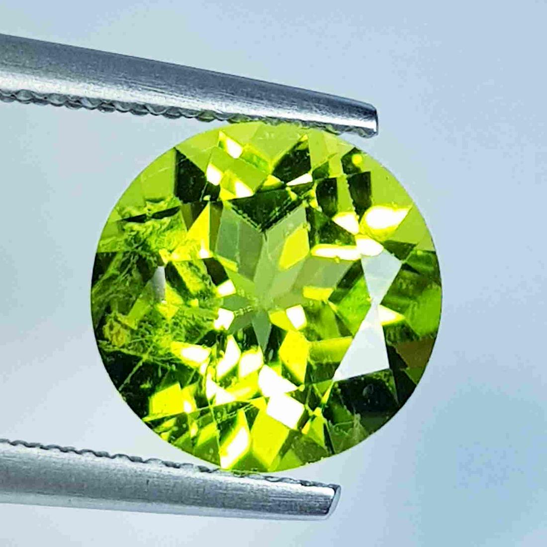 Natural Peridot Round Cut 3.13 ct: No Reserve! Title: Natural Peridot Round Cut 3.13 ct Color/Clarity: VVS Carat Weight: 3.13 Size/Dimensions: 9.00 x 9.00 x 5.70 Additional Information: Round - Pakistan Shipping: Domestic: Flat-rate o