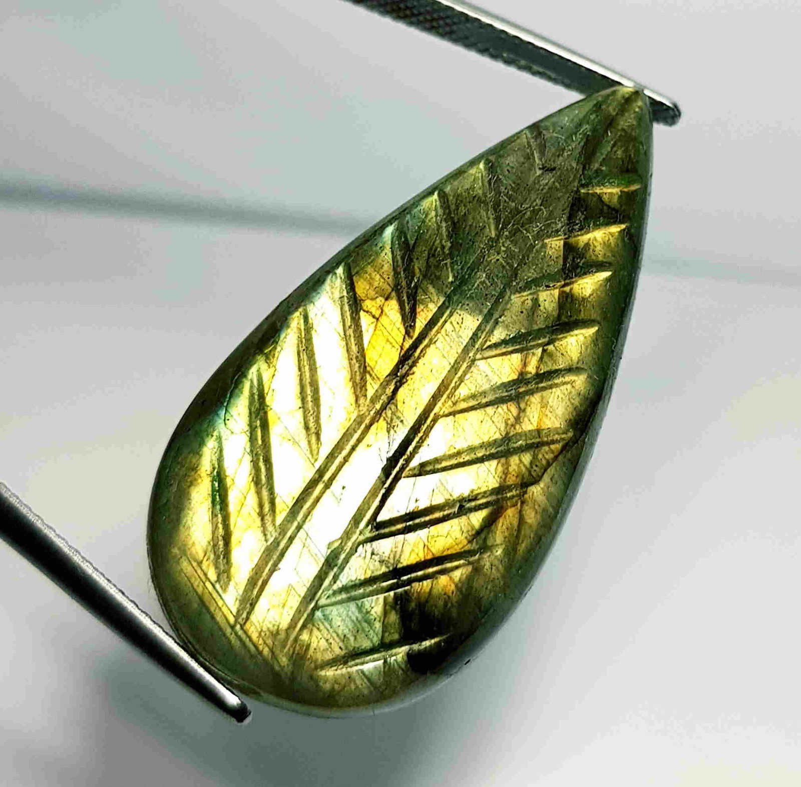 47.62 Ct Natural Labradorite Pear Designer cut: No Reserve! Title: 47.62 Ct Natural Labradorite Pear Designer cut Color/Clarity: Opaque Carat Weight: 47.62 Size/Dimensions: 40.00 x 19.50 x 7.95 Additional Information: Pear - USA Shipping: Domes