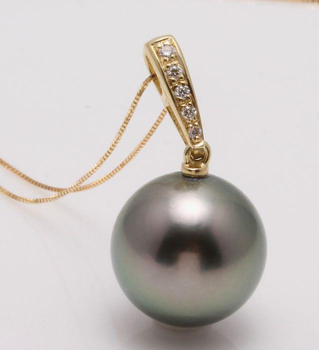 14 kt. Yellow Gold - 12x13mm Round Tahitian Pearl -: Title: 14 kt. Yellow Gold - 12x13mm Round Tahitian Pearl - Necklace with pendant - 0.04 ct Additional Information: Emerging from the tropical lagoons of French Polynesia, this Tahitian pearl has a nat