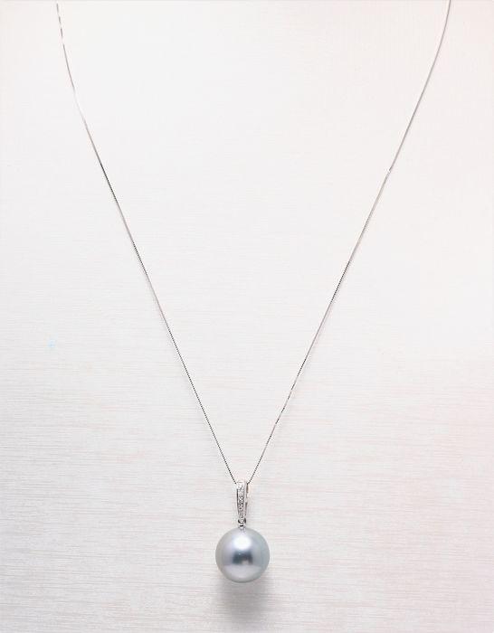 14 kt. White Gold - 12x13mm Round Tahitian Pearl -: Title: 14 kt. White Gold - 12x13mm Round Tahitian Pearl - Necklace with pendant - 0.04 ct Additional Information: Emerging from the tropical lagoons of French Polynesia, this Tahitian pearl has a natu