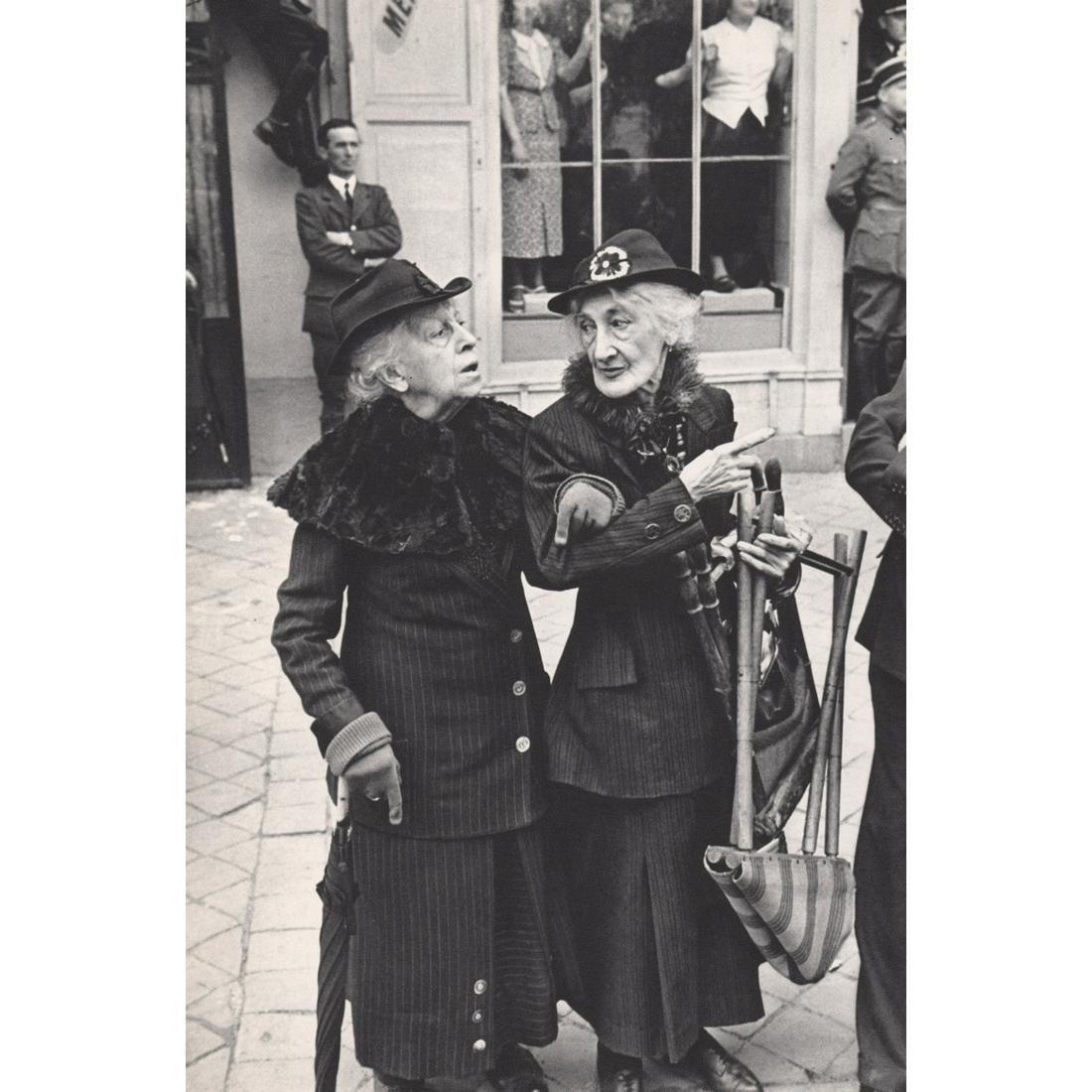 HENRI CARTIER-BRESSON - King George VI visits: Artist: HENRI CARTIER-BRESSON Print Title: King George VI visits Versailles, 1937 Medium: Sheet-fed Gravure Printing Date: 1960's Printed in Switzerland Image Size approx: 10.75 x 7 inches Henri Carti