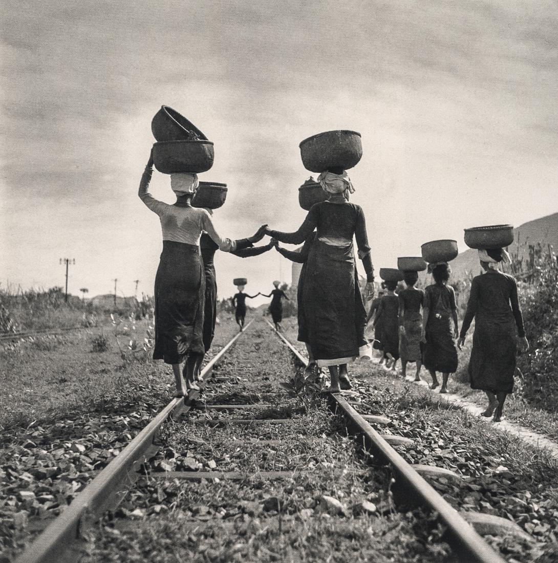 WERNER BISCHOF - Returning from the market, 1952 (1 of 1)