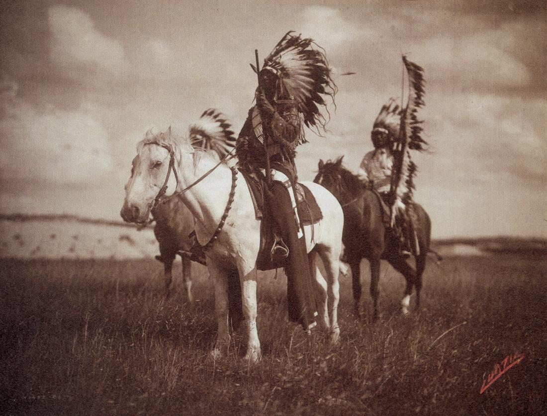 EDWARD CURTIS - Oglalla Sioux, Ceremonial Dress,1905 (1 of 1)
