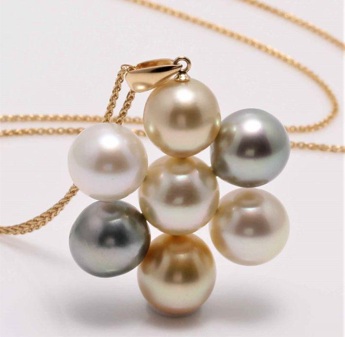 18 kt. Yellow Gold - 9x10mm South Sea and Tahitian: Title: 18 kt. Yellow Gold - 9x10mm South Sea and Tahitian Pearls - Necklace with pendant Description: Emerging from the tranquil waters of Australia, the 5 golden and white Sea Pearls are top quality 