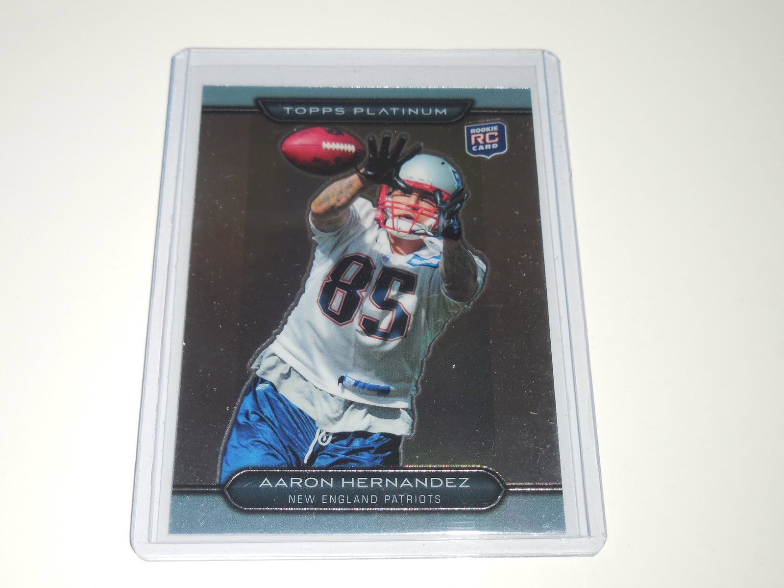 2010 TOPPS PLATINUM AARON HERNANDEZ CHROME ROOKIE CARD: Title: 2010 TOPPS PLATINUM AARON HERNANDEZ CHROME ROOKIE CARD Description: VERY NICE CARD. APPROXIMATELY NEAR MINT CONDITION. WILL SHIP WITH SLEEVE & TOP LOADER. Date/Period: MODERN Reserve: $3.00 Shi