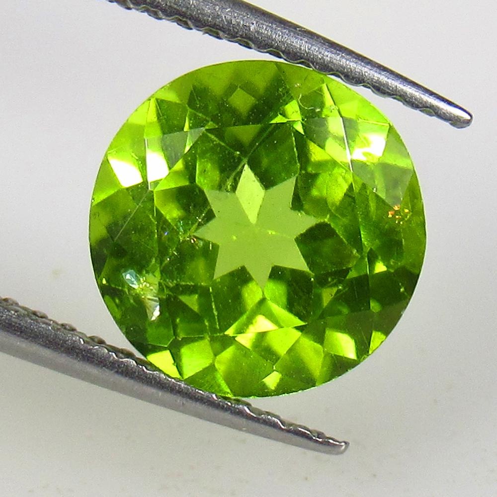 2.90 Ctw Natural Pakistan Peridot Round Cut: Title: 2.90 Ctw Natural Pakistan Peridot Round Cut Stone Clarity: VVS Gemstones: Peridot Carat Weights: 2.9 Size/Dimensions: 8.90 x 8.90 x 5.30 mm Additional Information: Top Class Luster / Excellent 