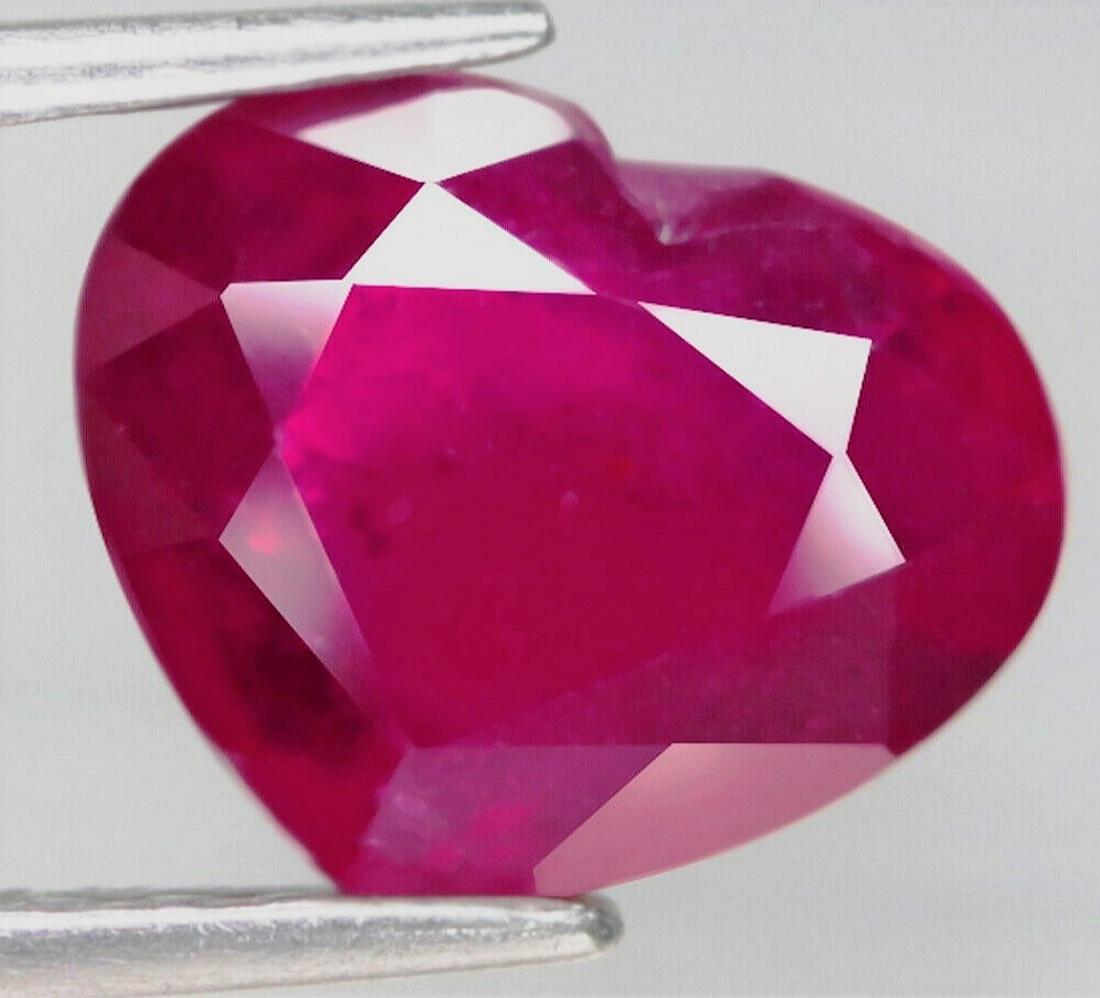 2,61 cts Natural Heart Cut Blood Red Ruby (1 of 4)