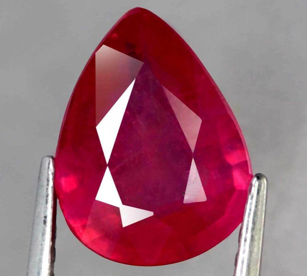 2,48 cts Natural Pear Blood Red Ruby (1 of 3)