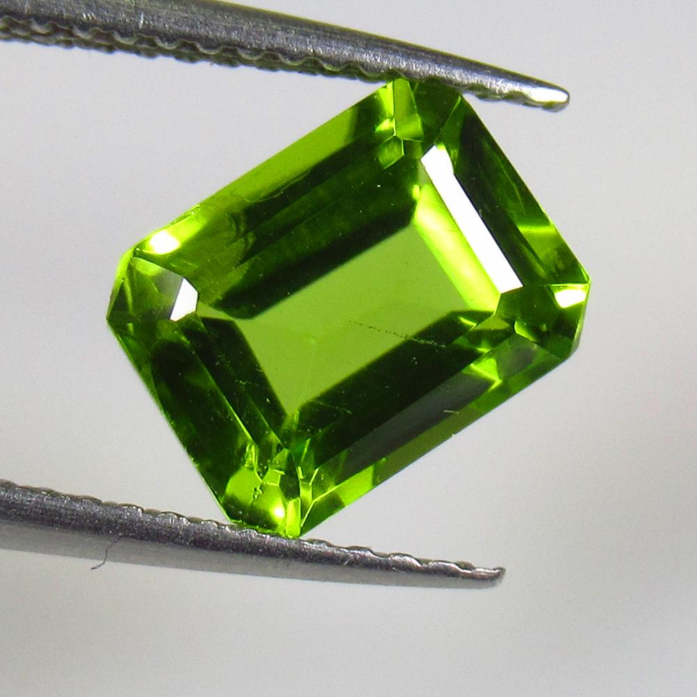 2.70 Ctw Natural Pakistan Peridot Octagon Cut: Title: 2.70 Ctw Natural Pakistan Peridot Octagon Cut Stone Clarity: VVS Gemstones: Peridot Carat Weights: 2.7 Size/Dimensions: 9.00 x 6.80 x 4.80 mm Additional Information: Top Class Luster / Excellen