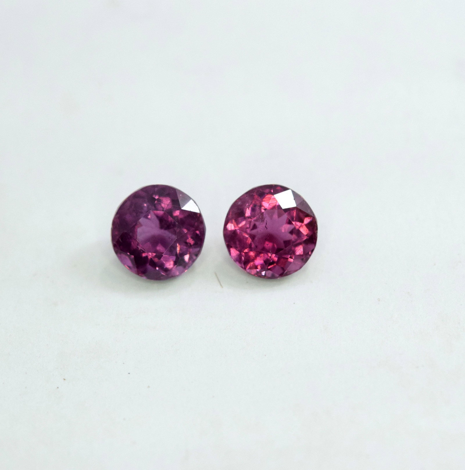 1.90 Carats Pair Of Round Cut PMS 261 Purple Color: Round Cut rubelite tourmaline Loose gemstone From Afghanistan (1) Dimensions (mm) - 4*4*2 mm (2) Dimensions (mm) - 4*4*1.50 mm Weight (carats) 1.90 Carats Treatment : Natural Origin : Afghanistan COLO