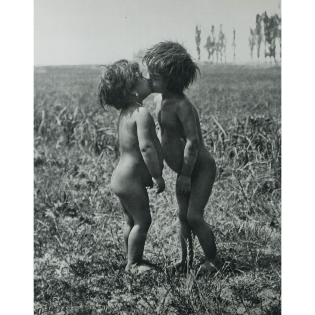 ANDRE KERTESZ - Gypsy Children, 1917: Artist: ANDRE KERTESZ Print Title: Gypsy Children, 1917 Medium: Sheet-Fed Gravure Printed in 1970's Printed in France Image size approx. 8.5 x 6.75 inches Andre Kertesz (1894-1985) born Kertesz Andor,