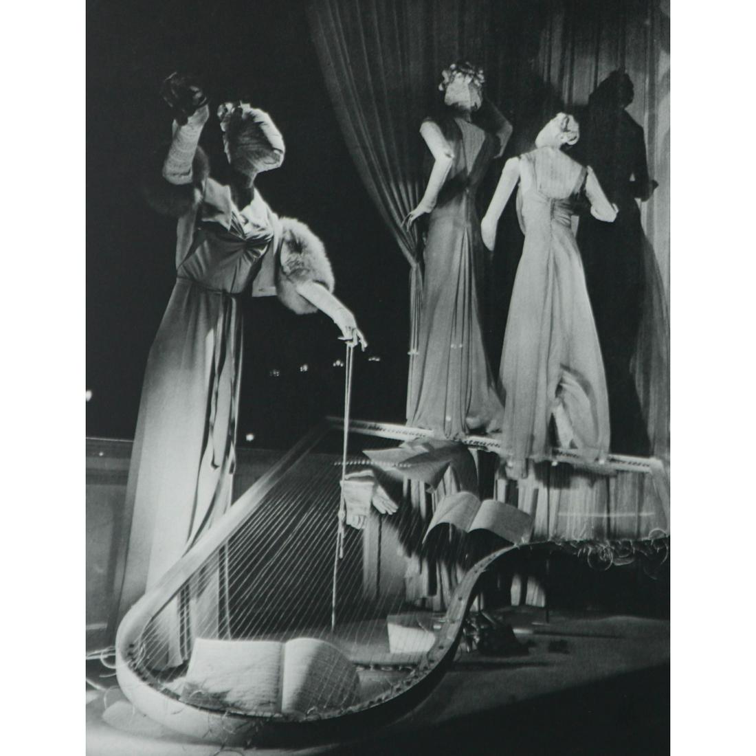 ANDRE KERTESZ - New York City, 1949: Artist: ANDRE KERTESZ Print Title: New York City, 1949 Medium: Sheet-Fed Gravure Printing Date: 1970's Printed in Japan Image size approx. 8.5 x 6.5 inches Andre Kertesz (1894-1985) born Kertesz Andor