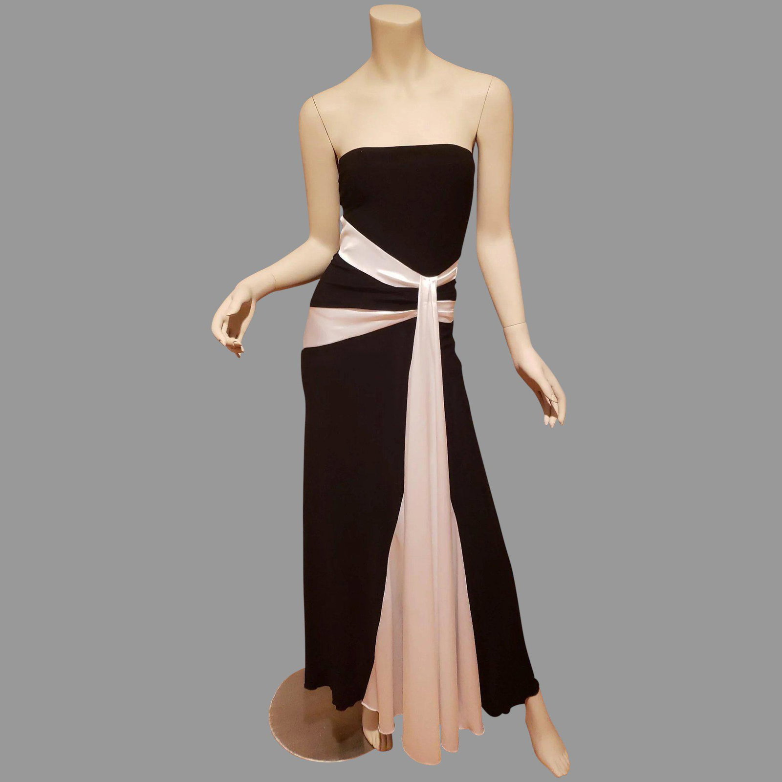 Vtg Strapless mermaid Trumpet Maxi dress black/white: Jessica McClintock trumpet Mermaid dress with white color block and front wings; Bust-32" Waist-26-28" Hip-Free Reserve: $90.00 Shipping: Domestic: Flat-rate of $49.00 to anywhere within the contiguou