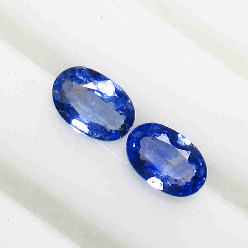 1.10 Ctw Natural Ceylon Blue Sapphire Oval Pair: No Reserve! Title: 1.10 Ctw Natural Ceylon Blue Sapphire Oval Pair Stone Clarity: VVS Gemstones: Sapphire Carat Weights: 1.1 Size/Dimensions: 6.10 x 4.20 x 2.30 mm / 2 PC's Additional Information: Top