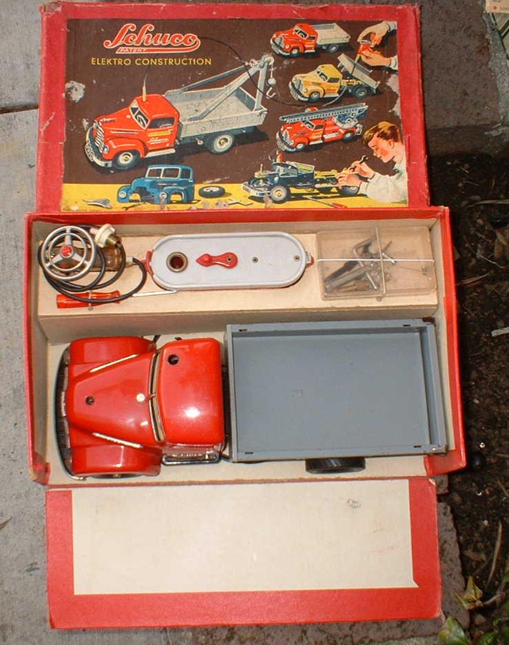 Schuco 6065 tipper truck, switch changes between (1 of 10)