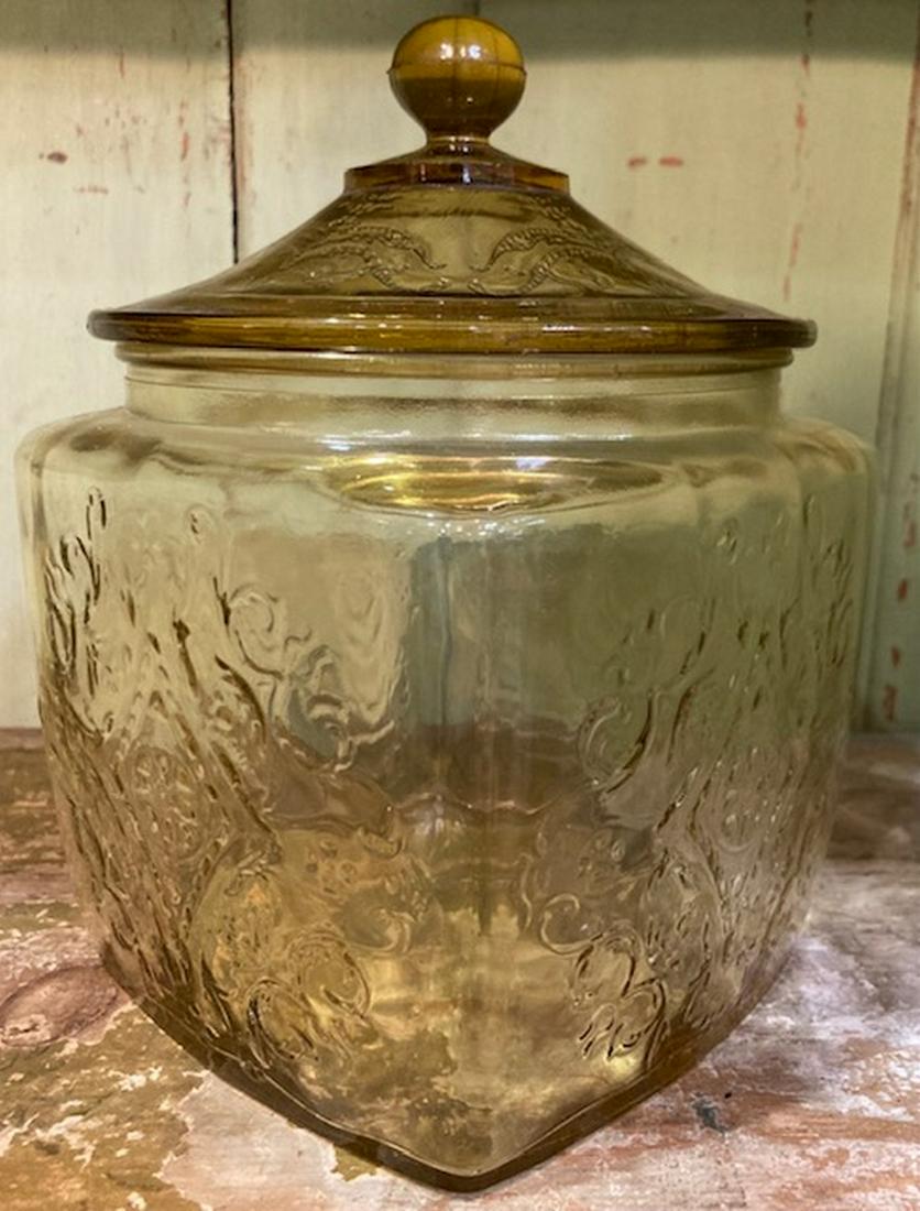 Lovely 1930's Federal Glass Cracker Jar Biscuit Jar: Title: Lovely 1930's Federal Glass Cracker Jar Biscuit Jar Date/Period: 1930's Materials: Glass Dimensions: Approx 7 x 5 Additional Information: Federal Depression Glass Madrid Amber Biscuit Jar Shipp