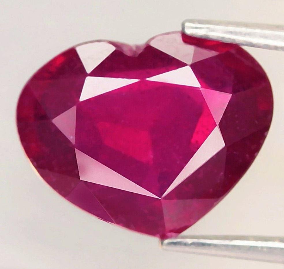 3,03 cts Natural Heart Cut Blood Red Ruby (1 of 3)