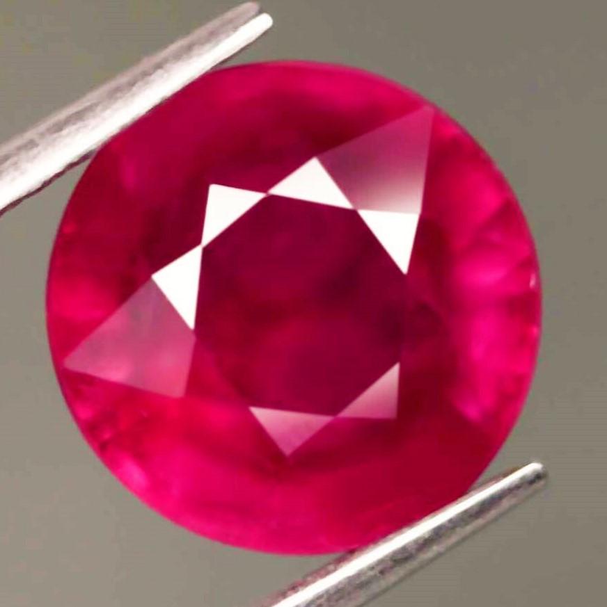 2,24 cts Natural Round Blood Red Ruby (1 of 3)