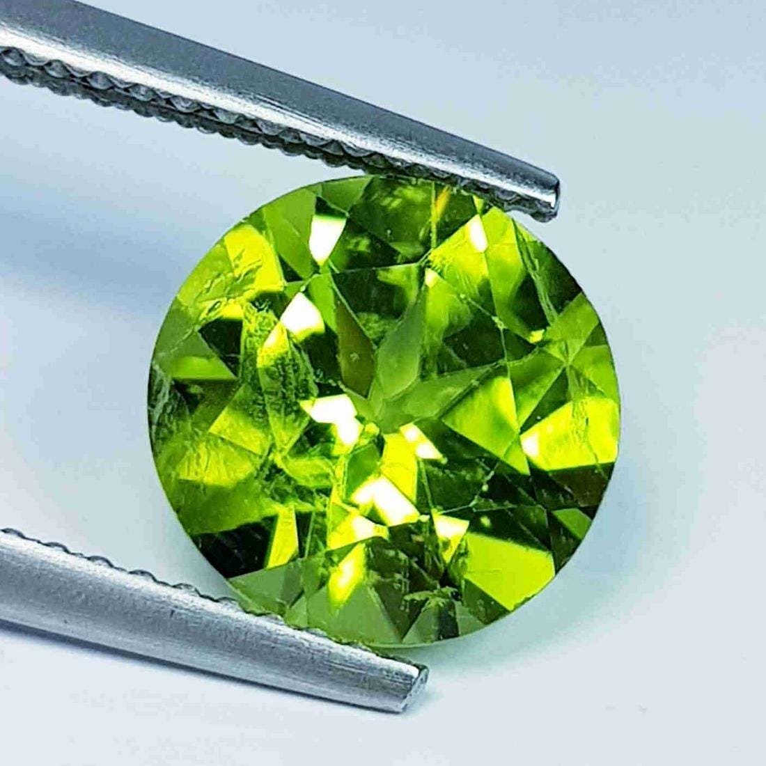 2.98 Ct Natural Peridot Round Cut: No Reserve! Title: 2.98 Ct Natural Peridot Round Cut Color/Clarity: IF - VVS Gemstones: Loosegemstone Carat Weights: 2.98 Size/Dimensions: 9.00 x 9.00 x 5.70 Additional Information: Round / Pakistan S