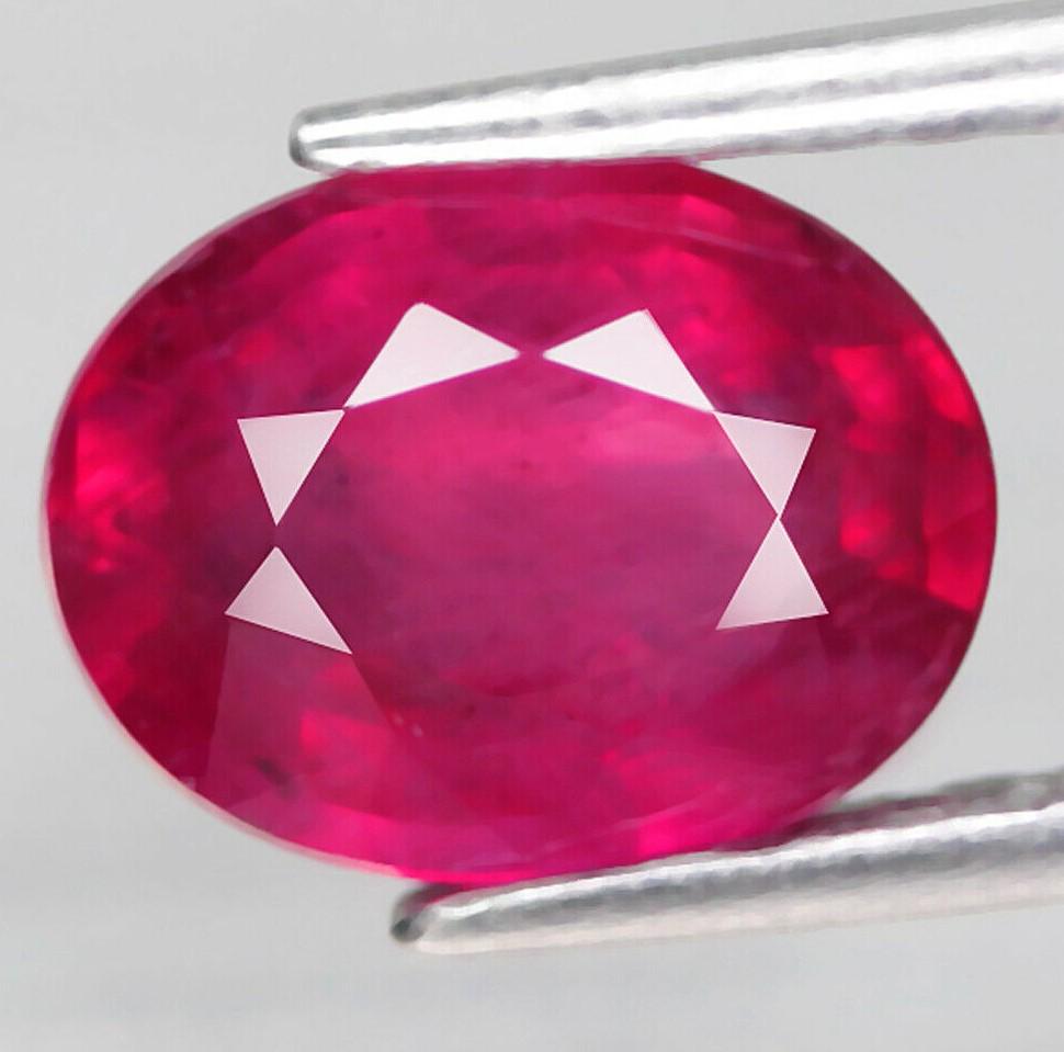 1,69 cts Natural Oval Pinkish Red Ruby (1 of 3)