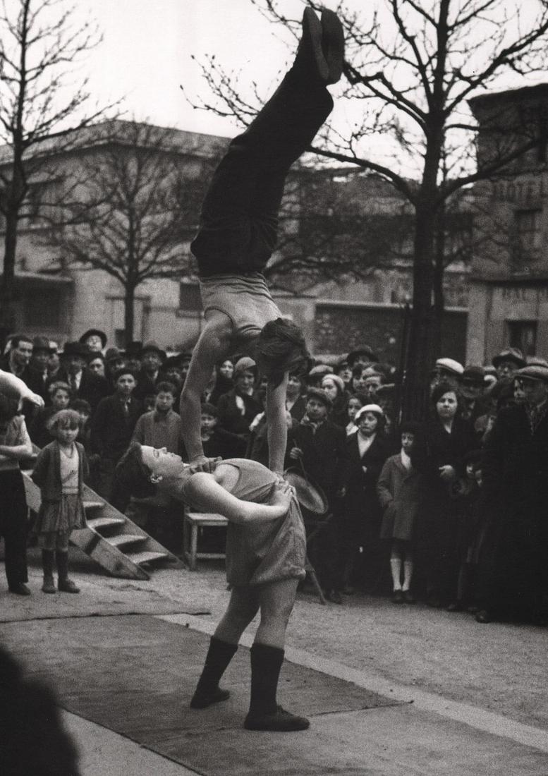 KERTESZ - Saltimbanques a? la fe?te foraine, 1929 (1 of 1)