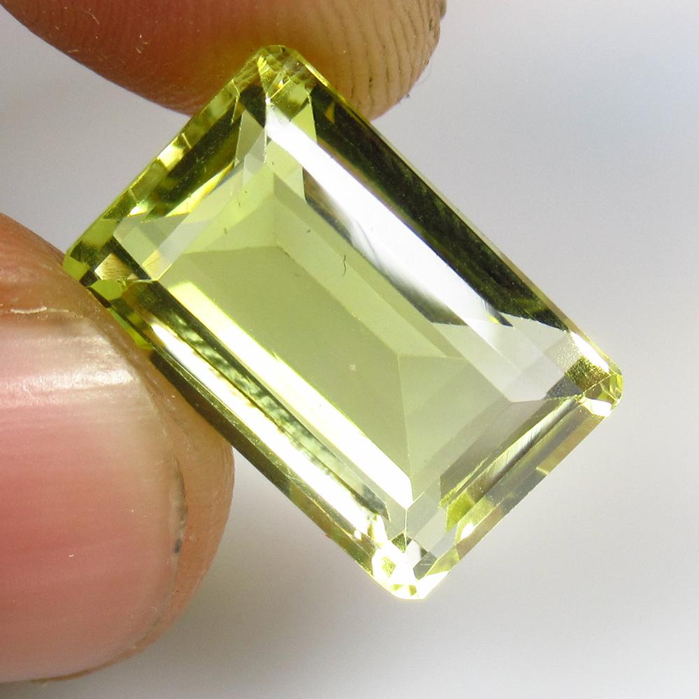 12.34 Ct Natural Lemon Quartz Octagon Cut: No Reserve! Title: 12.34 Ct Natural Lemon Quartz Octagon Cut Stone Clarity: VVS Gemstone: Natural Lemon Quartz Carat Weight: 12.34 Size/Dimensions: 16.00 x 10.50 x 8.90 mm Additional Information: Top 