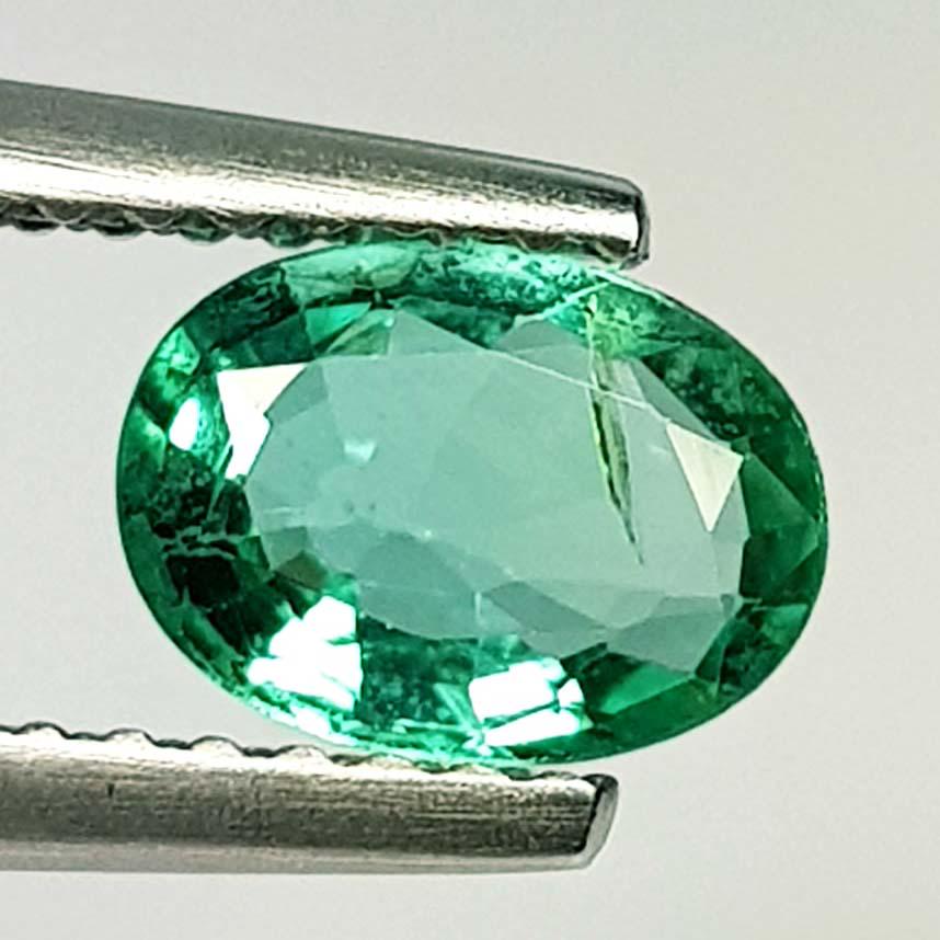 0.77 Ct Natural Emerald Oval Cut (1 of 5)