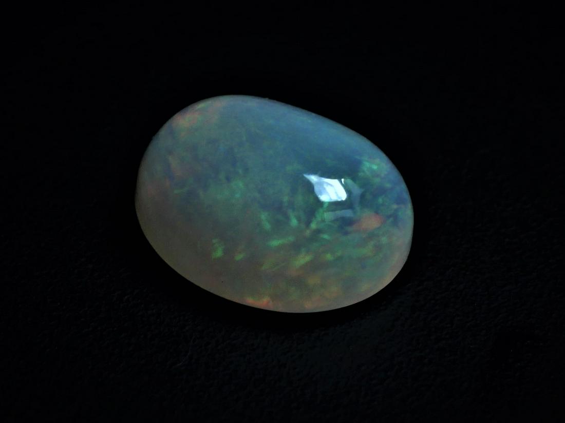 Opal Welo 2.59 ct: No Reserve! Title: Opal Welo 2.59 ct Gemstones: Opal Carat Weights: 2.59 ct Size/Dimensions: 10.30 x 8.20 x 4.50 mm Additional Information: Oval Mixed Cut Shipping: Domestic: Flat-rate of $7.00 to any