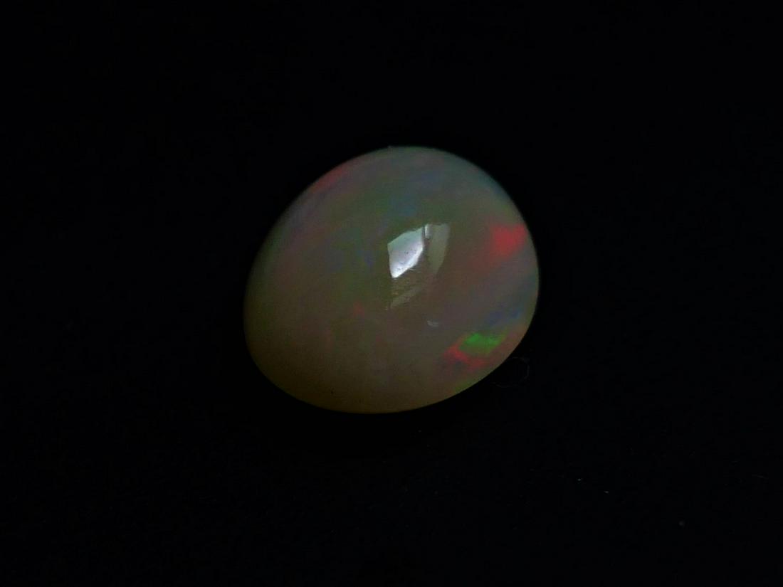 Opal Welo 2.53 ct: No Reserve! Title: Opal Welo 2.53 ct Gemstones: Opal Carat Weights: 2.53 ct Size/Dimensions: 10.10 x 8.20 x 4.80 mm Additional Information: Oval Mixed Cut Shipping: Domestic: Flat-rate of $7.00 to any