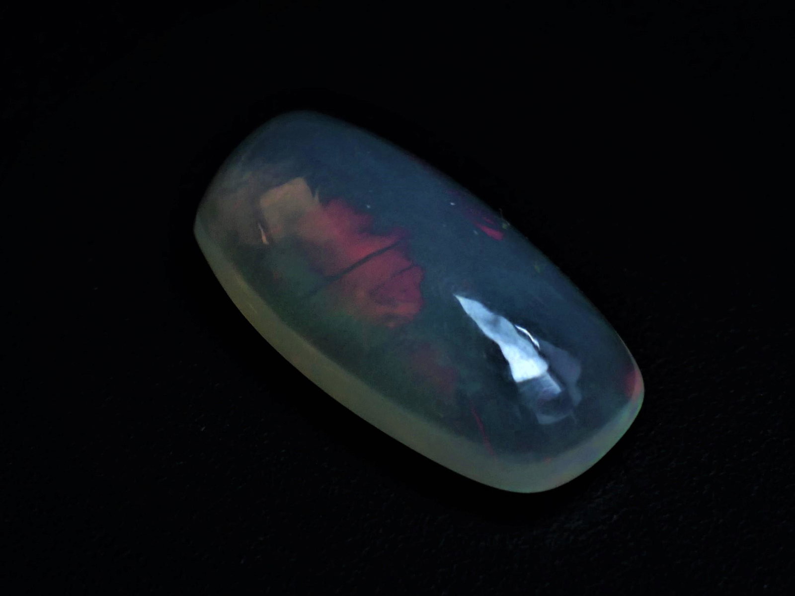Opal Welo 3.51 ct: No Reserve! Title: Opal Welo 3.51 ct Gemstones: Opal Carat Weights: 3.51 ct Size/Dimensions: 16.40 x 8.50 x 4.50 mm Additional Information: Rectangular Mixed Cut Shipping: Domestic: Flat-rate of $7.00