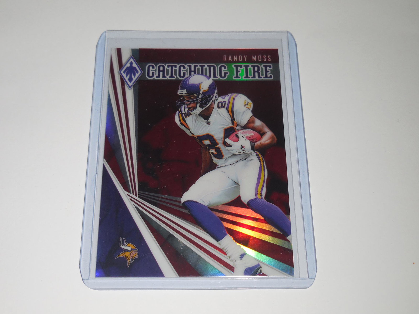 2019 PHOENIX RANDY MOSS CATCHING FIRE RED PRIZM #D/299: No Reserve! Title: 2019 PHOENIX RANDY MOSS CATCHING FIRE RED PRIZM #D/299 Description: THIS IS A VERY NICE CARD FOR ANY COLLECTOR. APPROXIMATELY NEAR MINT CONDITION OR BETTER. COMES WITH SLEEVE AND TO