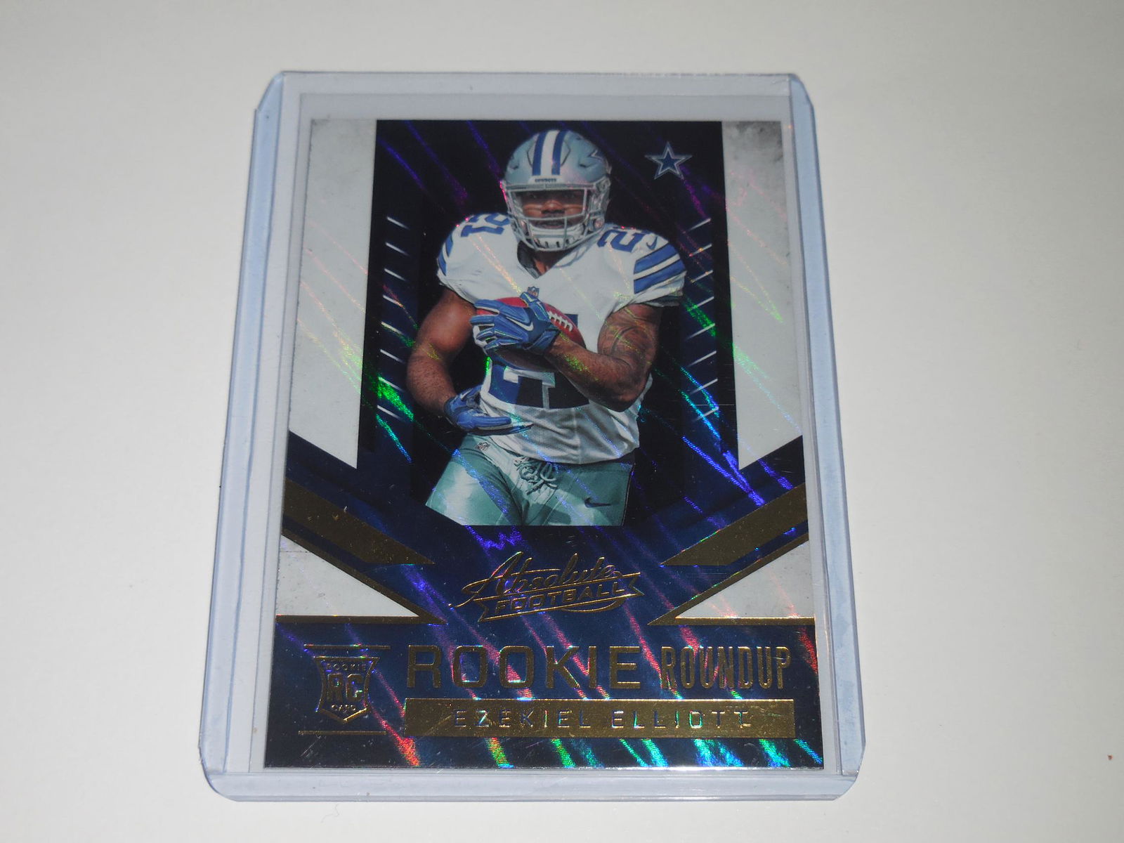 2016 ABSOLUTE EZEKIEL ELLIOTT HOLOFOIL ROOKIE CARD (1 of 2)